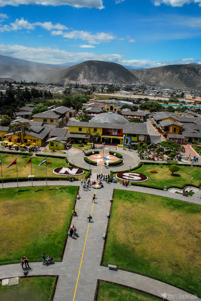 vue-du-haut-moonument-tout-equateur